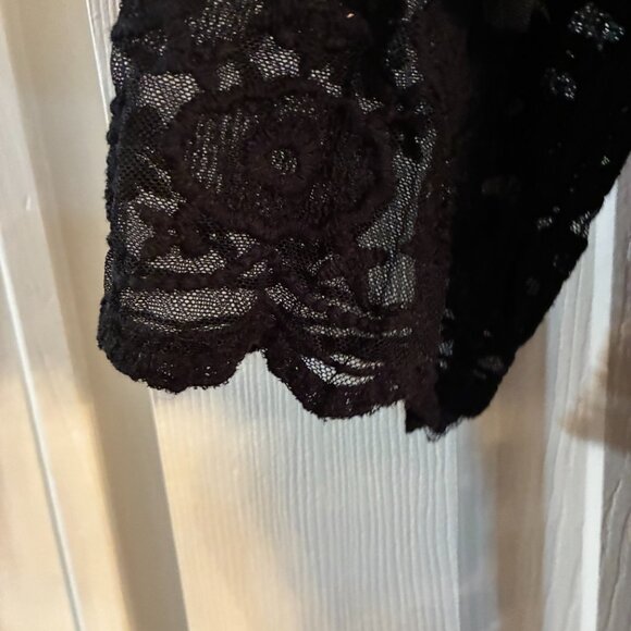 Capri Black Lace Top - EUC - Picture 9 of 9
